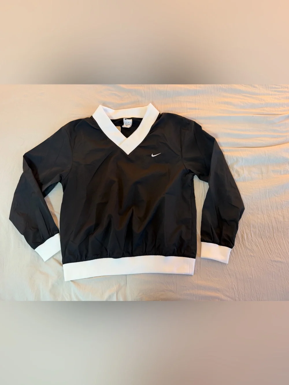 Nike Sportswear Essential Women's Loose UV Woven Long-Sleeve V- Neck sweater top